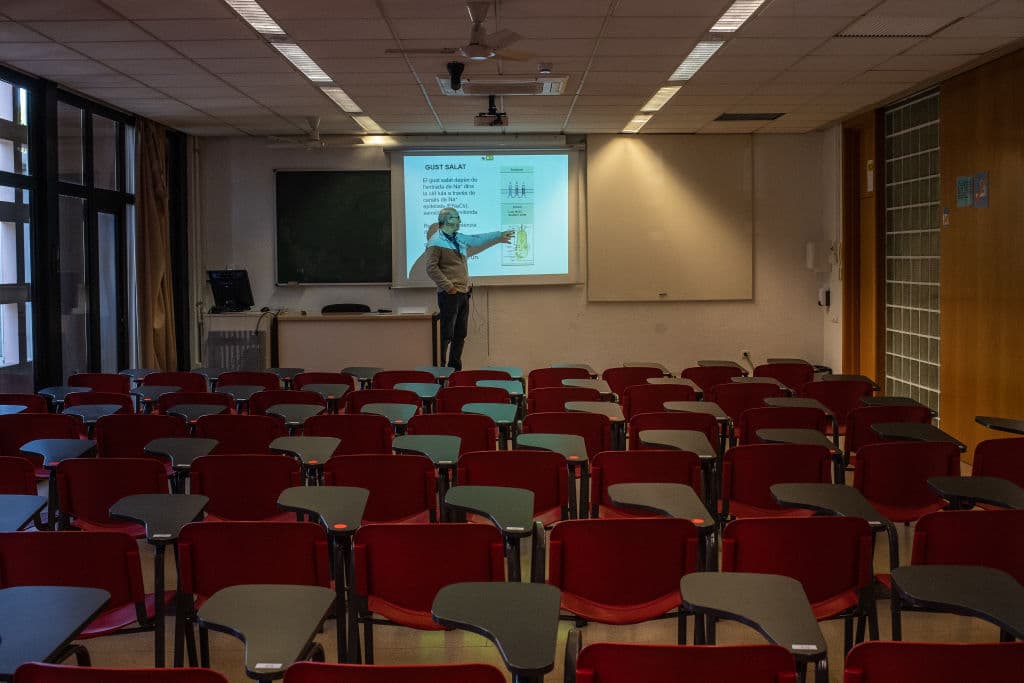 El profesor de fisiología Jordi Llorens de la Universidad de Barcelona ofrece una clase en línea frente a un auditorio vacío por la pandemia de coronavirus en Barcelona, España. El gobierno catalán anunció ayer nuevas medidas para frenar la propagación del coronavirus.