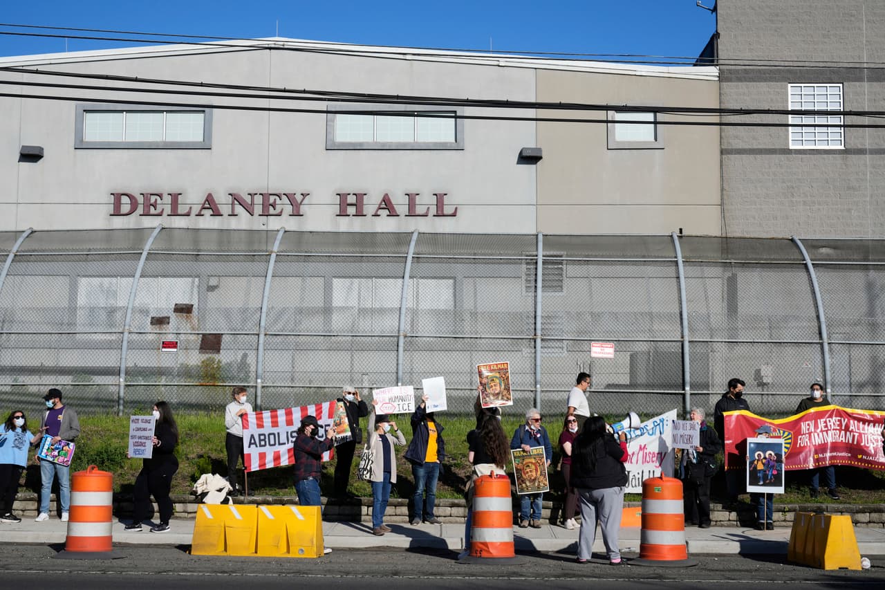 Activistas reportan la muerte de una tercera persona en el centro de detención Delaney Hall de Nueva York