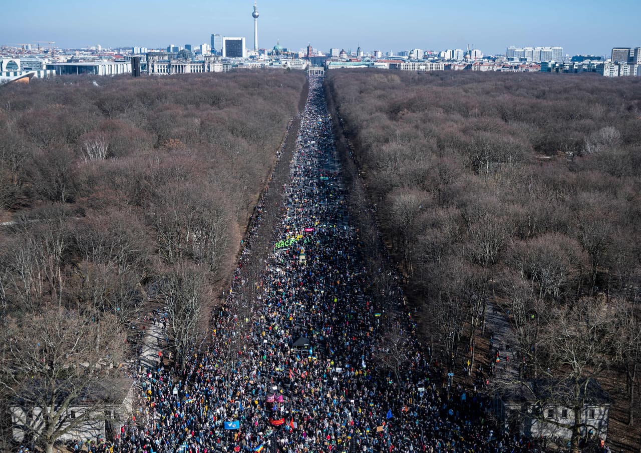La foto aérea muestra miles de manifestantes contra la invasión rusa.