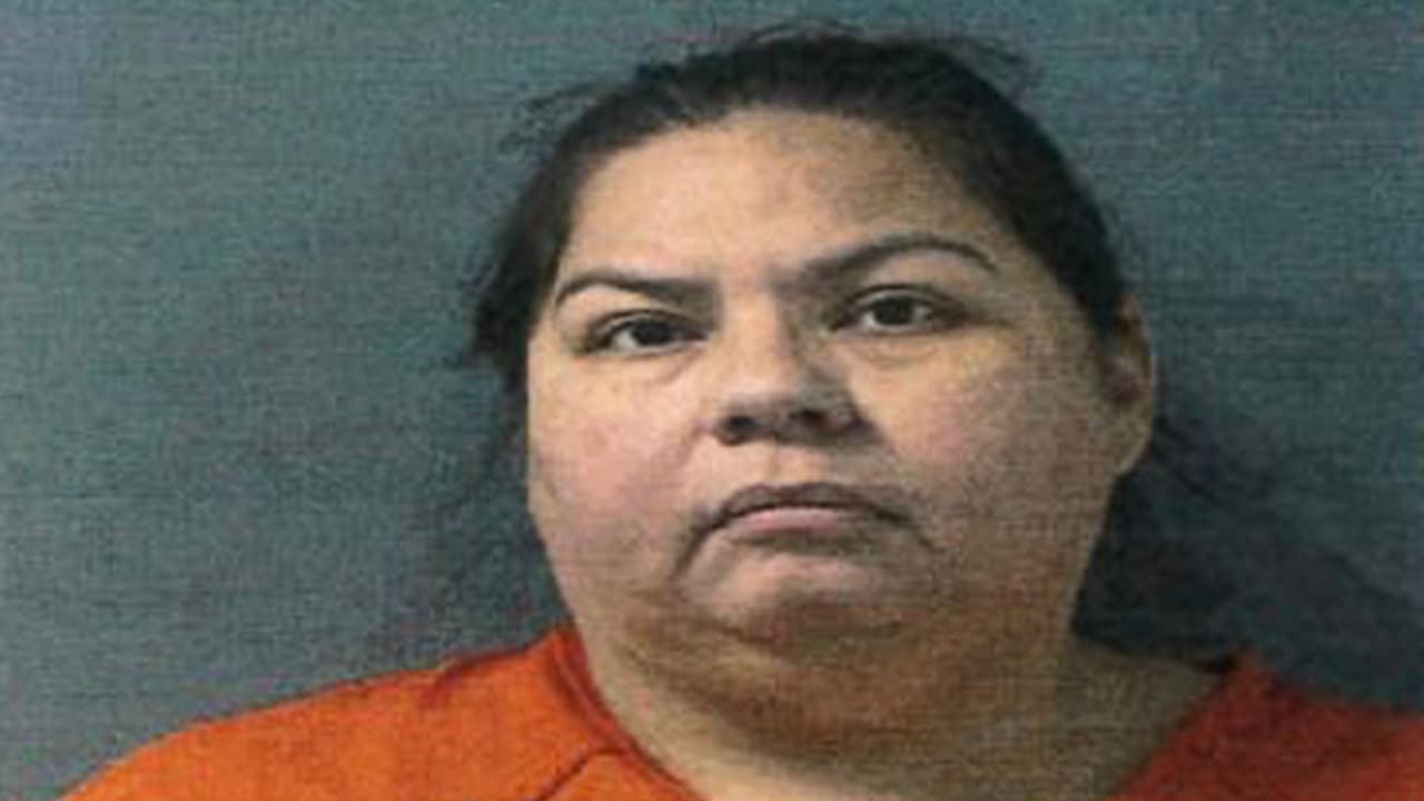 Diana Ríos Garzoria, de 52 años, enfrenta cargos por evadir arresto y por oponerse a detener su vehículo.