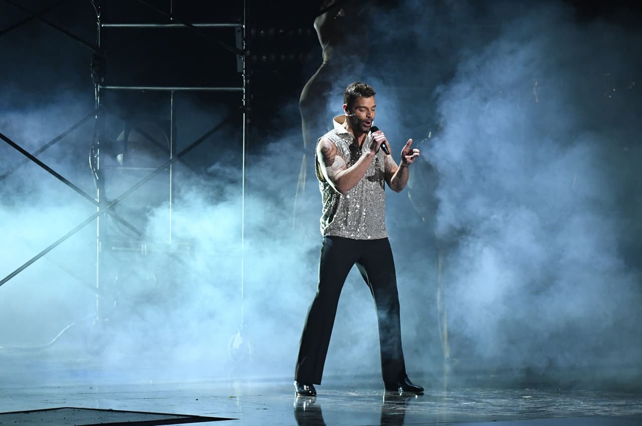 La presentación musical de Ricky Martin fue una de las esperadas y es que el puertorriqueño no apareció solo en el escenario.