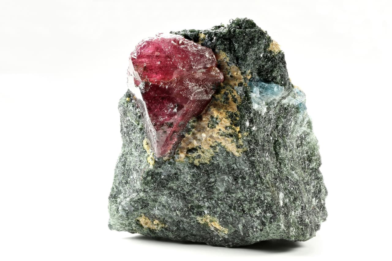 Por su energía tan particular y su color rojizo tan notable y envidiado, el rubí tiene su propio significado dentro de la gemoterapia. De entrada suele estar relacionada con el éxito, poder, liderazgo y la integridad. Se dice que ayuda a concretar los proyectos y a canalizar la energía positivamente, entre otras cosas que veremos a continuación.