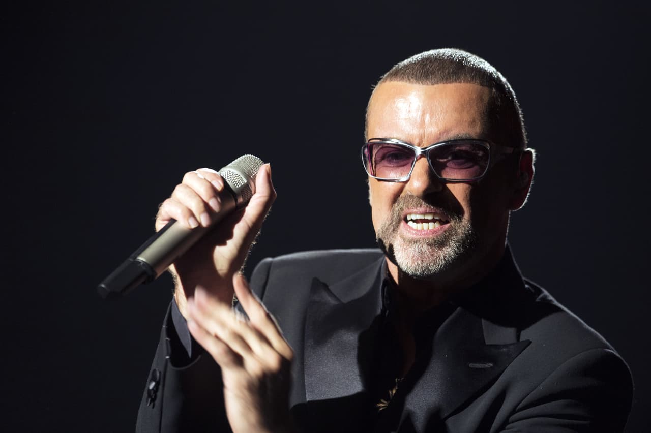 <b>George Michael (53 años)</b> Cantante, compositor y productor británico de música pop. Vendió más de 100 millones de álbumes en 40 años de carrera musical y ganó numerosos premios entre los que se encuentran tres Premios Brit, cuatro MTV Video Music Awards, cuatro premios Ivor Novello, tres American Music Awards, y dos veces el Premio Grammy.