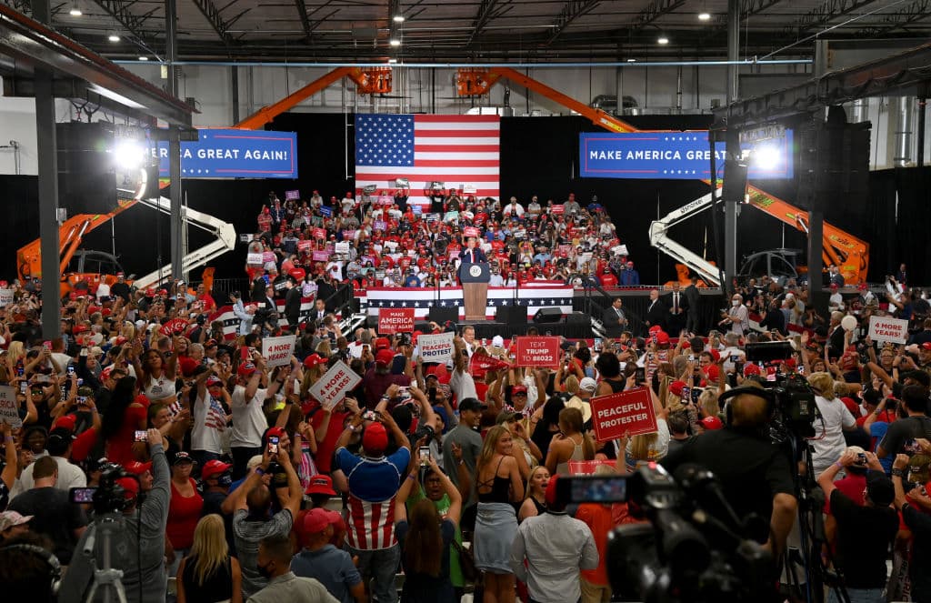 El presidente Donald Trump habla durante un evento de campaña en Xtreme Manufacturing el 13 de septiembre de 2020 en Henderson, Nevada. La visita de Trump se produce después de que los republicanos de Nevada culparon al gobernador demócrata de Nevada, Steve Sisolak, por bloquear otros eventos que había planeado.