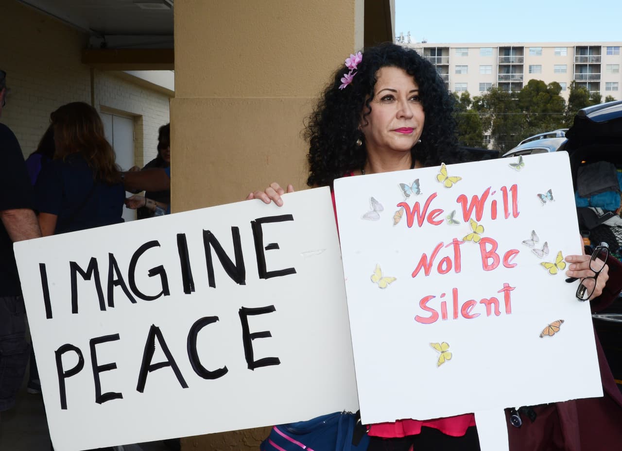 Luz Buitrago, Colombia, 61 años, marchará por que se respeten los derechos de todos. "No creo que el señor Trump sea el presidente que tenga que liderar un país como éste pero lo apoyaremos en todo lo que sea correcto y haremos la lucha en las injusticias", afirma esta mujer que confiesa que, pasados los 60, esta es la primera vez que se involucra activamente en un movimiento social. "Le pediría a Trump que tenga compasión con los inmigrantes. La palabra compasión tiene que entrar en las primeras diez de su lenguaje", afirma.