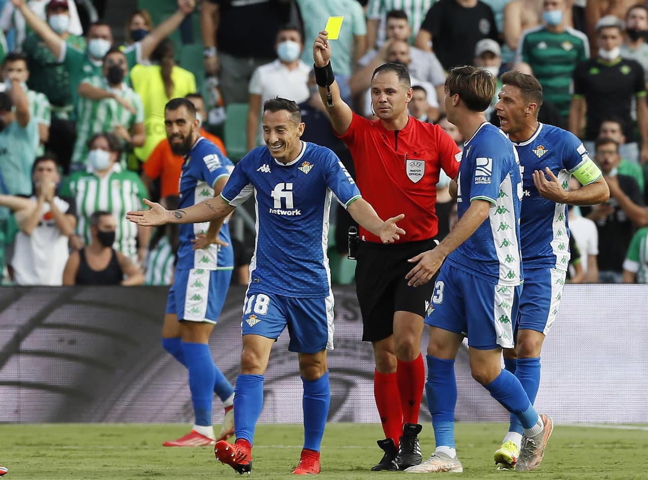 El Real Betis remonta y gana el partido ante el Celtic 4-3, enla primera jornada de la fase de grupos de la Liga Europa que se llevó a cabo en el Benito Villamarín de Sevilla. Albian Ajeti (13') y Josic Juranovic (27') ponían arriba al equipo visitante, pero los béticos reaccionaron y fueron Juan Miranda, Juanmi Jimenez con doblete y Borja Iglesias quienes le dieron la victoria al local. Tony Ralston le dio el tercero al 87'.