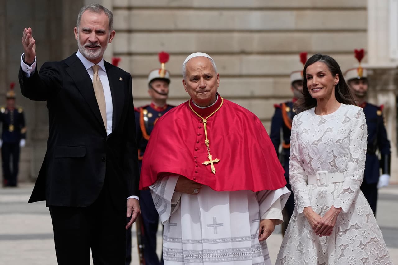 El papa León XIV es recibido por el rey Felipe VI y la reina Letizia en el Palacio Real de Madrid, el sábado 6 de junio de 2026.