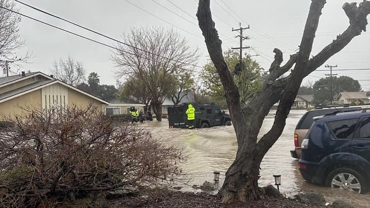 Lluvias históricas e inundaciones en el Área de la Bahía causan cierres de carreteras y otros estragos
