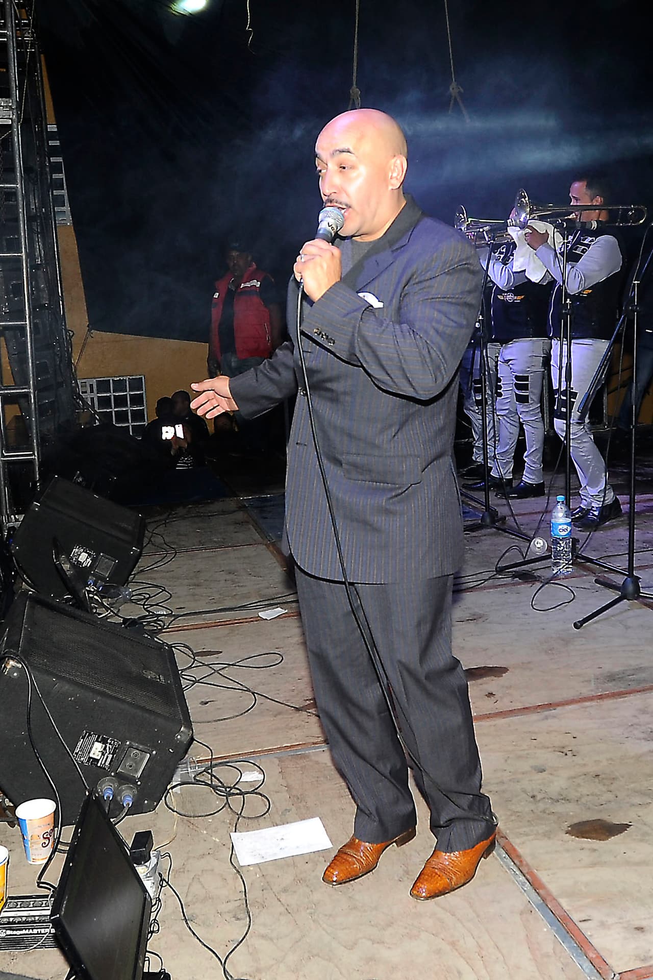 <b>Lupillo Rivera admite estar saliendo con una nueva mujer</b>
<br>Sin embargo, días después, fue visto con dicha mujer y admitió que la conoce y que además está a cargo de la venta de su casa.