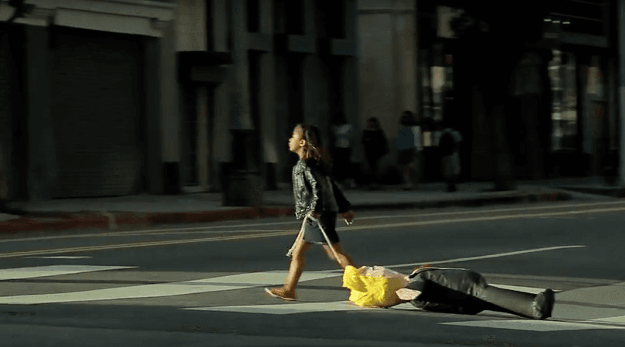 La banda latina Bang Data tira a Trump a la basura en su nuevo video musical