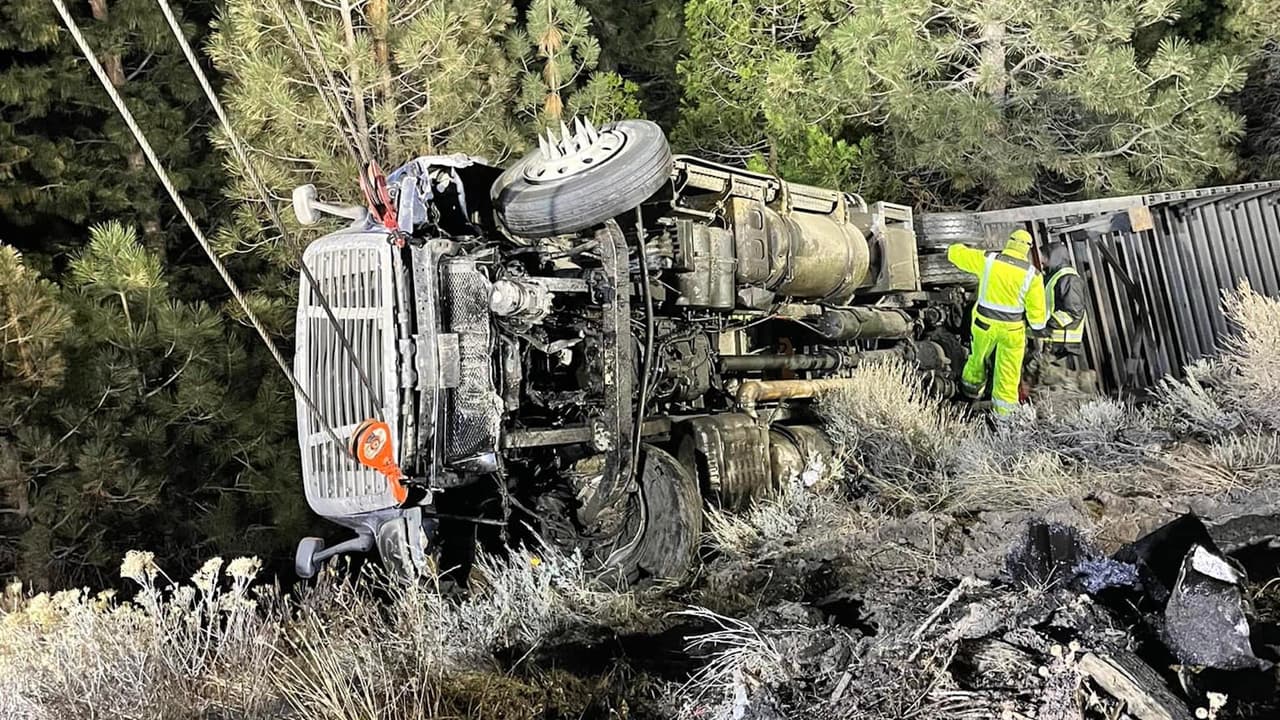 Camión de carga pierde el control y mantiene bloqueada parte de la Interestatal-80