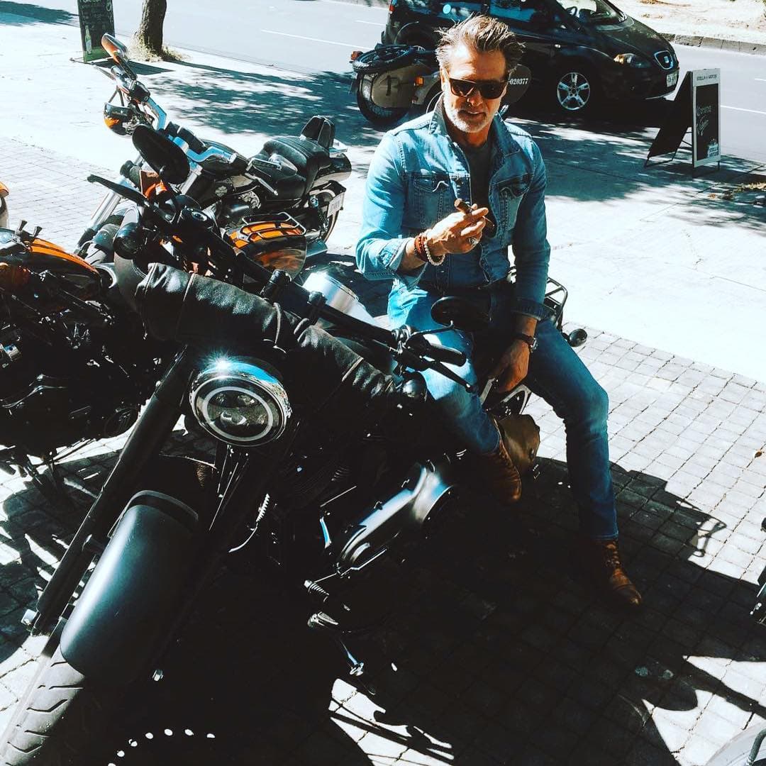 Además, es amante de las motos, por lo que en ocasiones adopta un look de chico rudo que le queda muy bien.