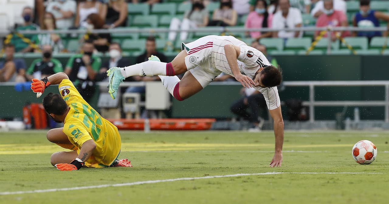 El Real Betis remonta y gana el partido ante el Celtic 4-3, enla primera jornada de la fase de grupos de la Liga Europa que se llevó a cabo en el Benito Villamarín de Sevilla. Albian Ajeti (13') y Josic Juranovic (27') ponían arriba al equipo visitante, pero los béticos reaccionaron y fueron Juan Miranda, Juanmi Jimenez con doblete y Borja Iglesias quienes le dieron la victoria al local. Tony Ralston le dio el tercero al 87'.