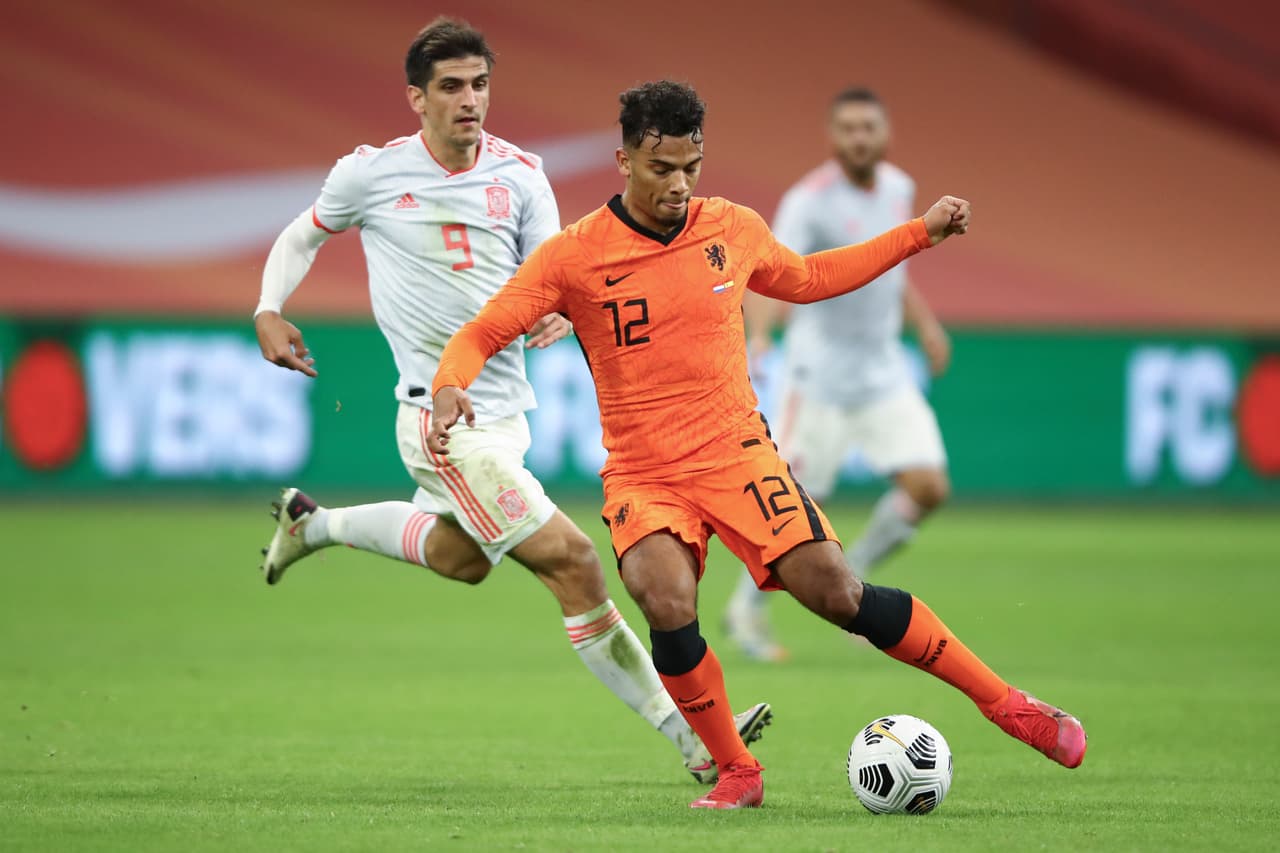 Holanda y España empatan 1-1 en partido amistoso internacional en la Amsterdam Arena. Sergio Canales abrió el marcador al minuto 18 a favor de los españoles, sin embargo, en la segunda parte, Van de Beek iguala el marcador al minuto 48 a favor de la 'Naranja Mecánica'. Sergio Ramos iguala en partidos jugados con su país a Gianluigi Buffon.