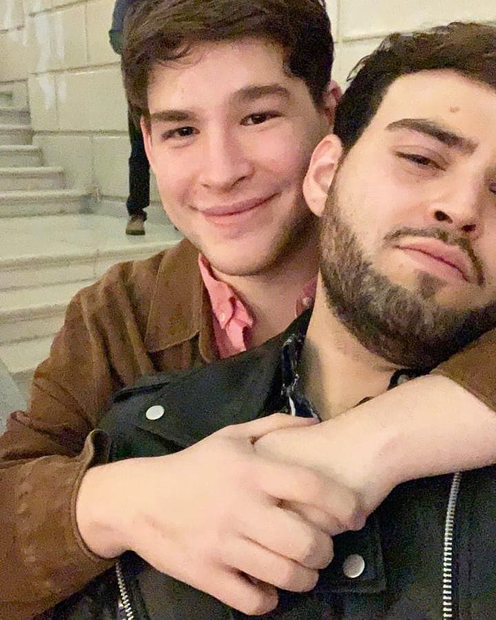 "Escogí esa fecha para que fuera inolvidable, aparte le hice un bonito detalle y le pedí que fuera mi novio", recordó el youtuber.