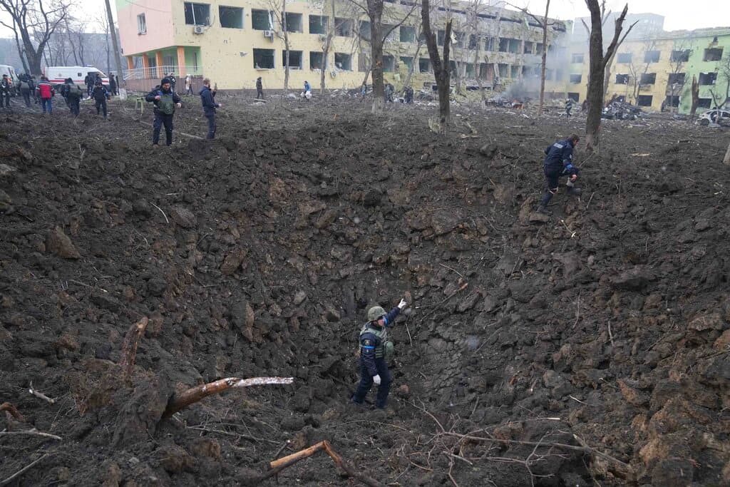 El cráter que dejó el bombardeo al hospital materno infantil en Mariupol este miércoles.