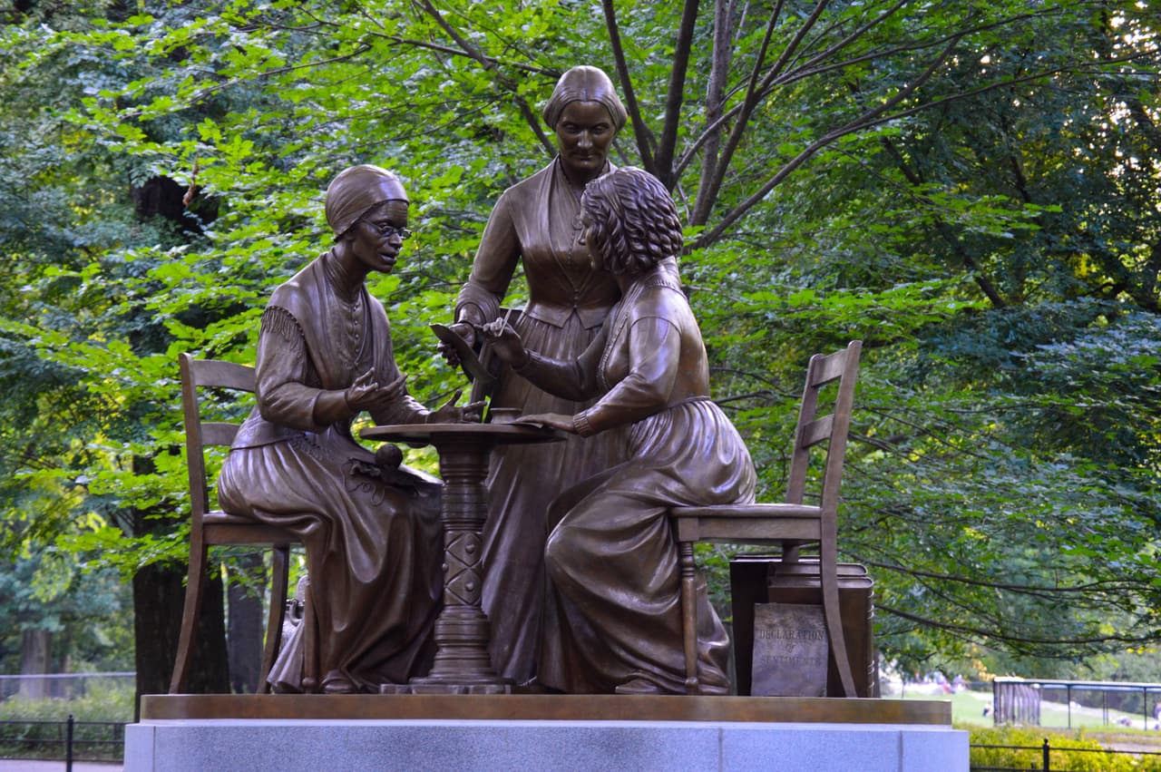 Visita la estatua de las pioneras de los derechos de la mujer (Sojourner Truth, Elizabeth Cady Stanton y Susan B. Anthony) en el Central Park en este marzo, Mes de la Historia de la Mujer.