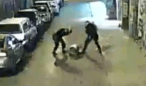 Policías de California son acusados de agresión luego de que golpiza quedara grabada en video