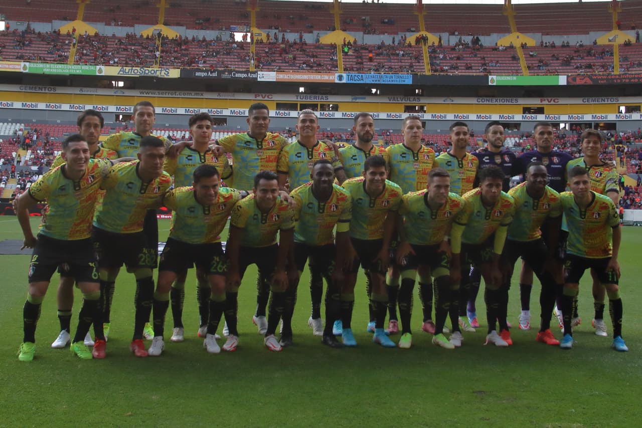 Atlas presentpo su uniforme alternativo.