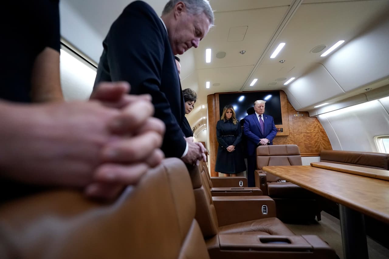 El presidente Donald Trump y su equipo guardaron un minuto de silencio dentro del avión presidencial a su llegada al aeropuerto de Johnstown, Pennsylvania.
<br>
