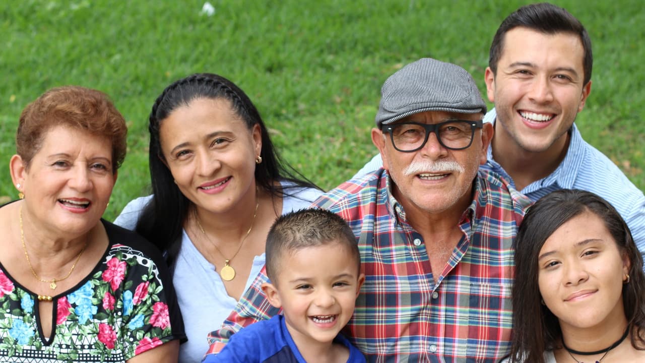 <h3 class="cms-H3-H3">Un mensaje para las familias </h3>El inglés puede parecer un muro al principio, pero
<b> los recursos para aprenderlo ya existen y son gratuitos. </b>Solo hay que dar el paso. Nadie puede negar la inscripción de tus hijos en la escuela, ninguna biblioteca te cerrará la puerta y las organizaciones comunitarias están listas para apoyarte.
<br>Aprender inglés no significa dejar atrás el español:
<b> significa sumar, crecer y abrir oportunidades. </b>
<br>Para tu familia, este puede ser
<b>el inicio de un futuro más seguro.</b>