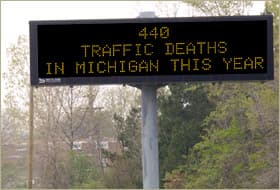 Un letrero sobre muertes en carretera de la campaña de 2013 del Departamento de Transporte de Michigan.