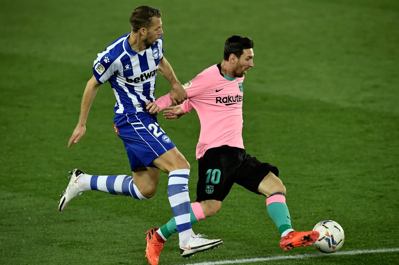 Piqué y Neto protagonizaron una gran pifia que terminó en gol de los locales; el francés marcó gol del empate en el Mendizorroza. Luis Rioja (31’) aprovechó un tremendo error de la zaga blaugrana para abrir el marcador. Griezmann (63’) emparejó los cartones.