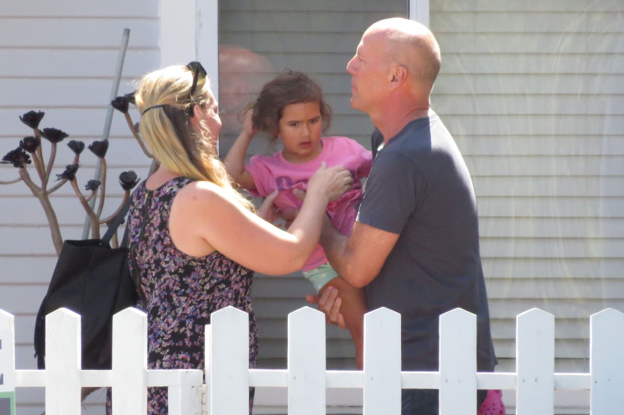 Bruce Willis de 65 años, tiene cinco hijos, tres hijas con Demi Moore y otros dos con Emma Heming. La más pequeña nació en 2014, cuando Willis tenía 59 años.