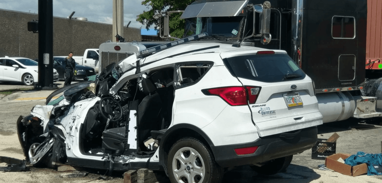 Al conductor de la camioneta lo sacaron y trasladaron al hospital Broward Health con heridas leves.