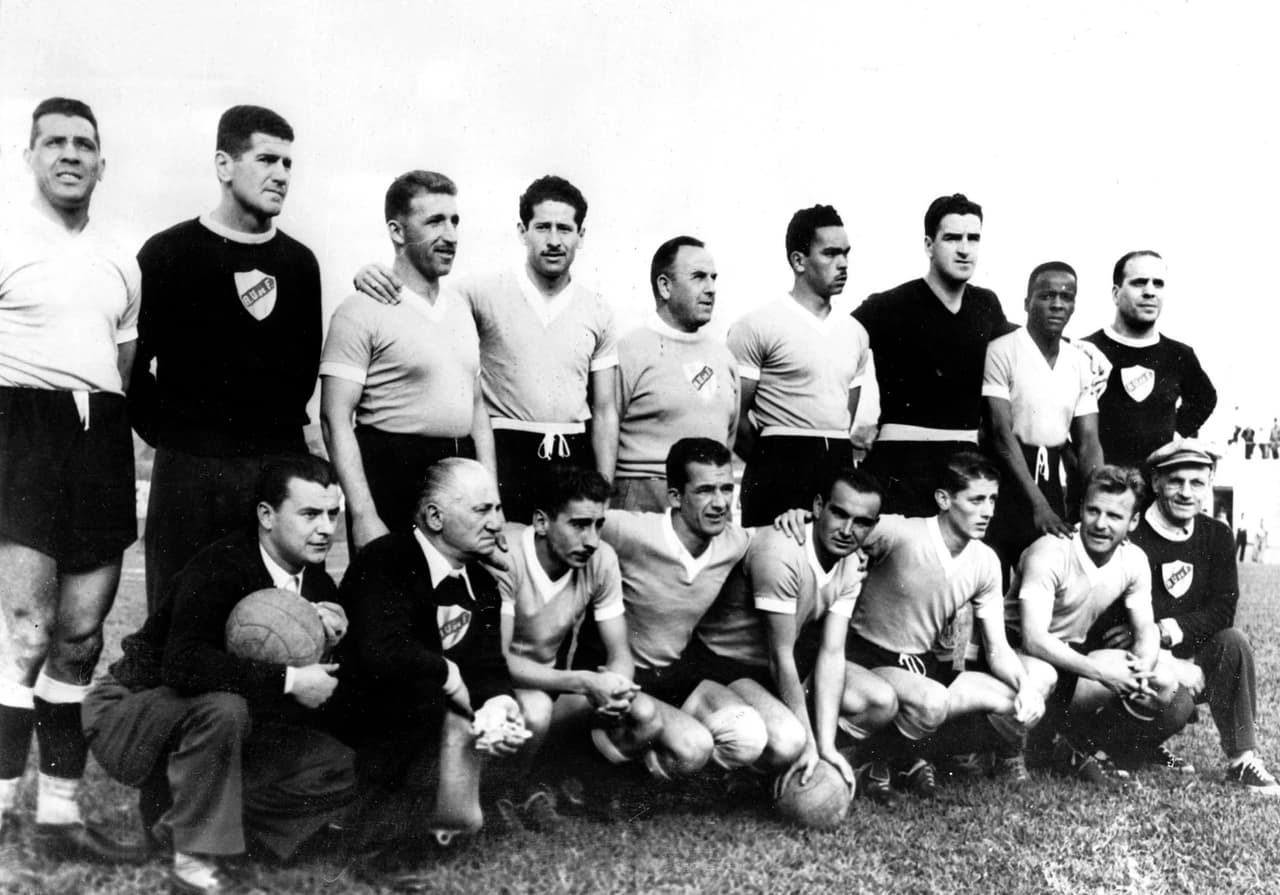 La selección de fútbol de Uruguay posa antes del inicio de la final de la Copa del Mundo contra Brasil, en el estadio Maracaná de Río de Janeiro, Brasil, el 16 de julio de 1950. Uruguay derrotó a Brasil por 2-1 en la final y ganó la Copa Rimet.