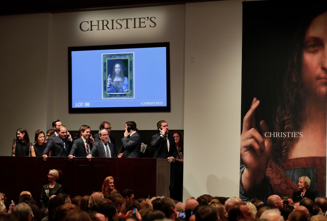 Por si algo le faltara al barquito, está adornado por una pintura original de Leonardo da Vinci, conocida como ‘Salvator Mundi’. La compró en la prestigiada Casa Christie’s de New York por 400 millones de euros, el cuadro más costoso de la historia.