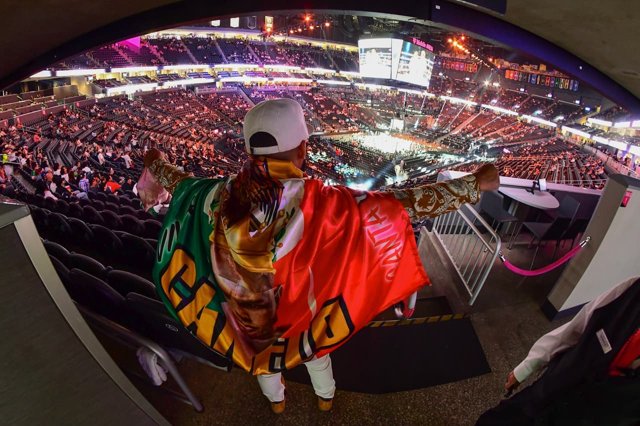 A menos de dos horas de que inicie el combate entre Canelo y Bivol, así se vive el ambiente afuera de la T-Mobile.