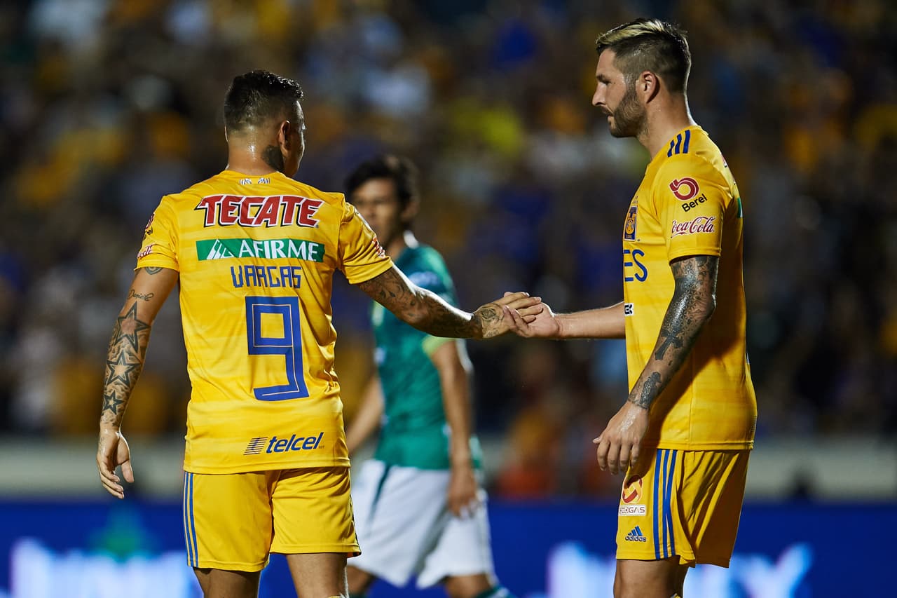 André-Pierre Gignac felicitó a su compañero tras la anotación de la igualada.