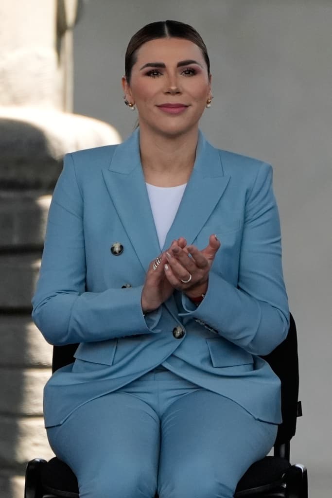 <b><a href="https://www.univision.com/local/arizona-ktvw/gobernadora-de-baja-california-desmiente-tener-cuentas-bancarias-en-estados-unidos-fuentes-confirman">Marina del Pilar Ávila Olmeda</a>: </b> Gobernadora de Baja California, afiliada al partido Morena. El 11 de mayo de 2025, confirmó que tanto ella como su esposo, Carlos Torres Torres, exdiputado panista y actual coordinador de proyectos estratégicos en su gobierno, tuvieron sus visas estadounidenses revocadas.