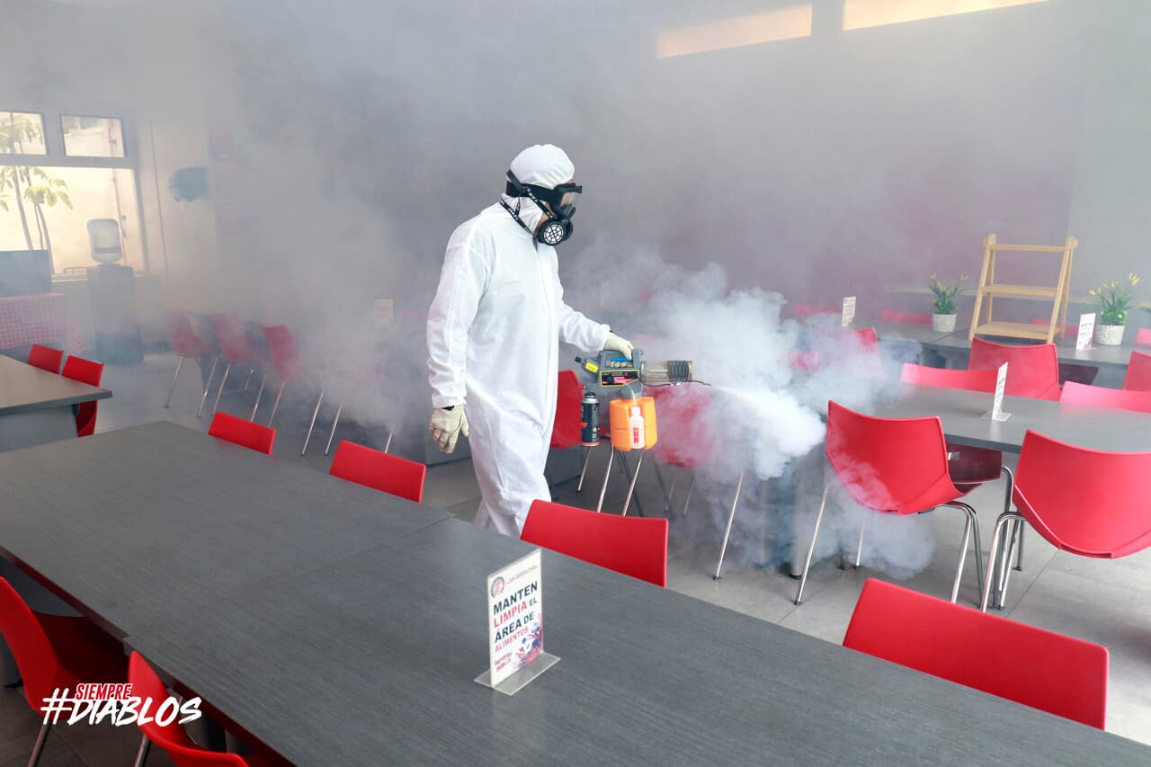 Así se llevan a cabo los protocolos de sanitización en el Estadio Nemesio Diez preparando el regreso del futbol mexicano.