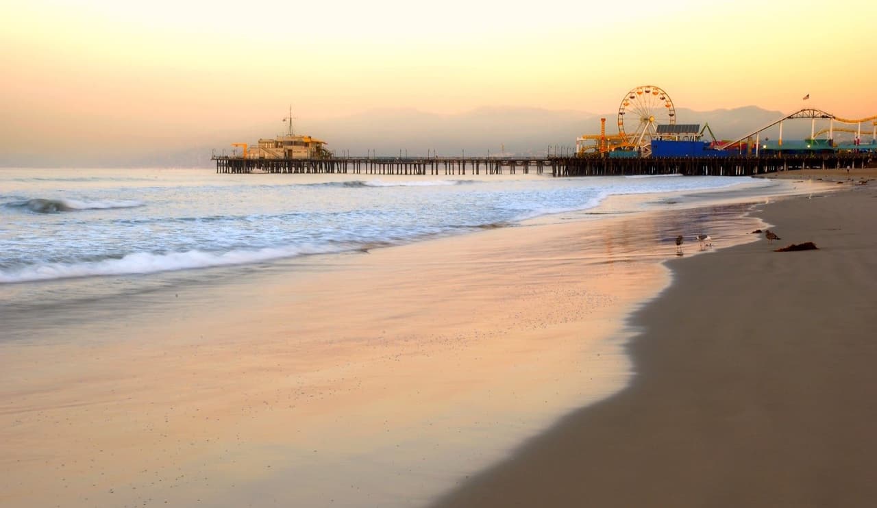 <b><a href="https://www.santamonica.com/things-to-do/santa-monica-beach/" target="_blank">Santa Monica Beach </a></b>
<br>Ahora puede que esté vacía, pero la playa de Santa Monica es una de las costas más famosas del mundo. A aun cuando siempre nos recibe con el cantar de sus olas, la organización Heal The Bay asegura que en los últimos años, la contaminación por plástico en la costa ha puesto en peligro el ecosistema marino.