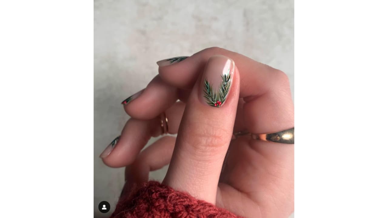 Diseño de uñas para Navidad con muérdago