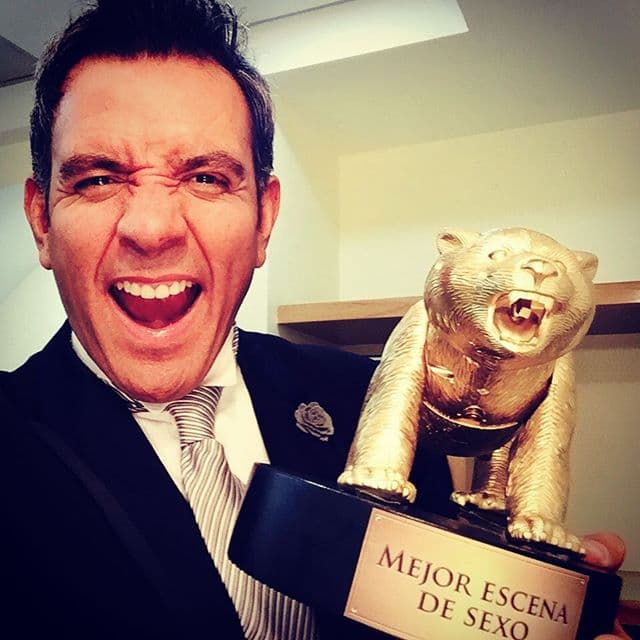 Sandarti festejando que ganó el Oso de Oro.