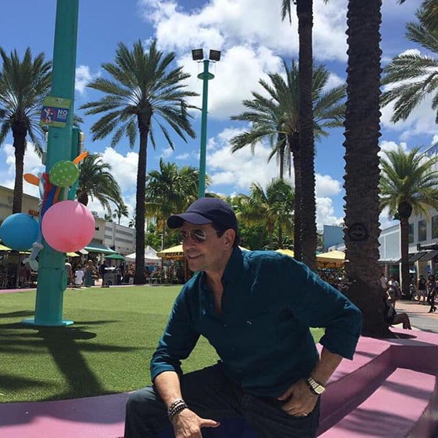 Pepillo sabe cómo pasarla increíble los fines de semana.