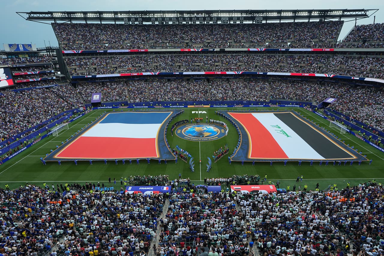 Jugadores de Francia (a la izquierda) e Irak se alinean antes del partido de fútbol del Grupo I de la Copa del Mundo entre Francia e Irak en Filadelfia, el lunes 22 de junio de 2026.