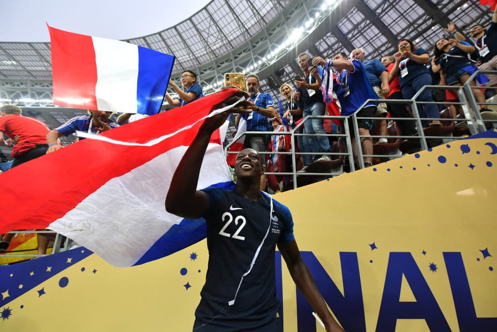 Los franceses fueron a celebrar a las tribunas con su público, en medio del colorido de las banderas.