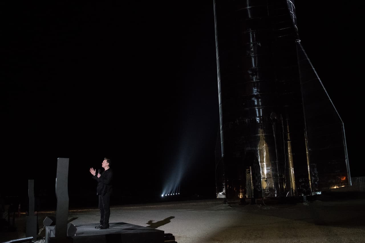 "Tenemos el programa de desarrollo Starship en el sur de Texas, donde me encuentro en este momento", dijo Musk el martes, al referirse a la nave que, asegura, será capaz de llevar a seres humanos a Marte. "También tenemos importantes proyectos a las afueras de Austin". Además de mudar la sede de su fundación a la capital texana, la compañía de Musk construye una planta de ensamblaje en la ciudad.