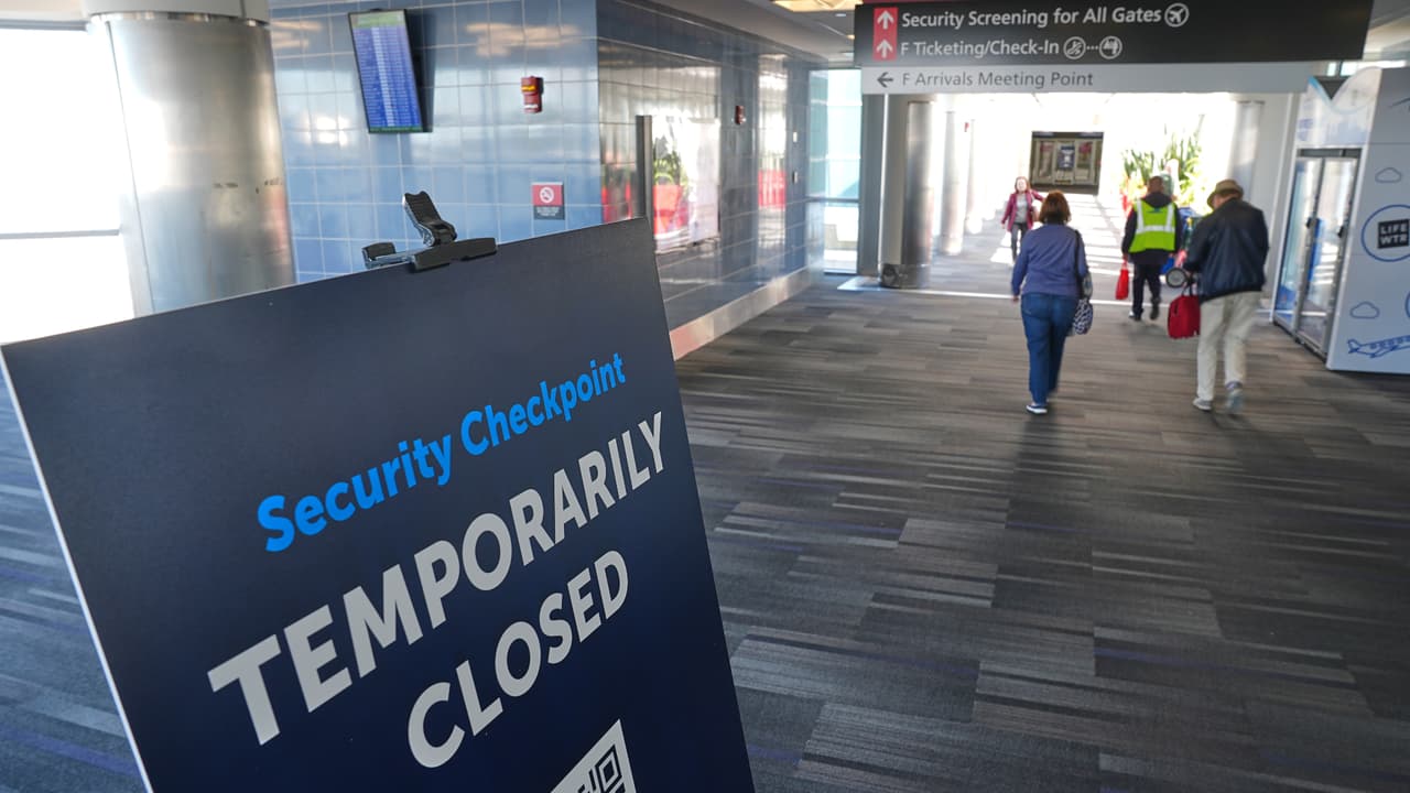 Aeropuerto Internacional de Filadelfia cierra 2 puntos de control por falta de personal