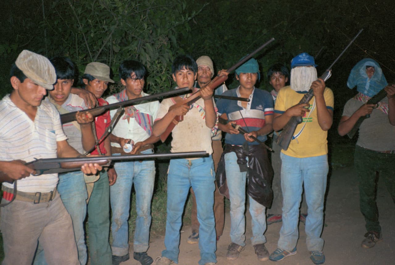 Además del desastre económico, la violencia terrorista del grupo maoísta Sendero Luminoso alcanzó sus picos durante su primer gobierno. García fue señalado tanto de ineficiente como de excesos en la lucha antisubversiva, incluso de la formación de escuadrones de la muerte. En la foto que data de unos meses antes de la llegada al poder de García.