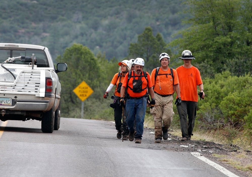 Encuentran 9 cadáveres, la mayoría de niños, tras inundaciones repentinas en unas cascadas en Arizona