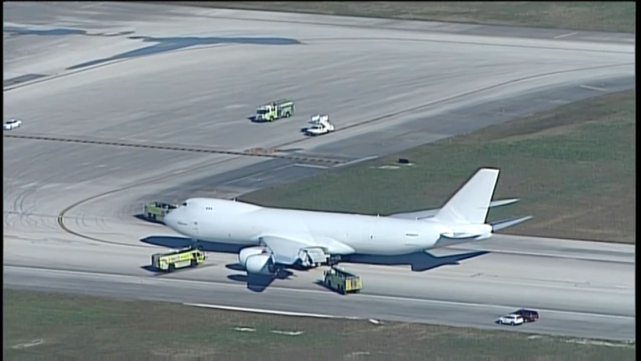 Avión de carga aterriza de emergencia en el MIA