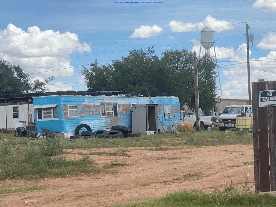 Vivienda para trabajadores agrícolas H-2A en Plains, Texas, en 2021. Si los empleadores cobran por el alojamiento o si es deficiente, funcionarios federales pueden ordenarles que paguen salarios atrasados y multas.