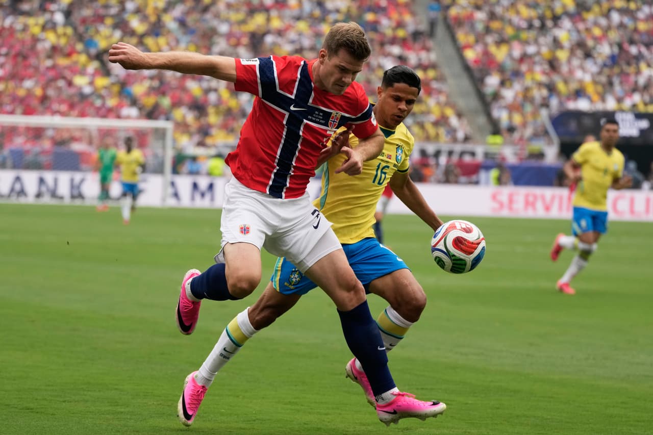 Alexander Soerloth le disputa el balón a Douglas Santos.