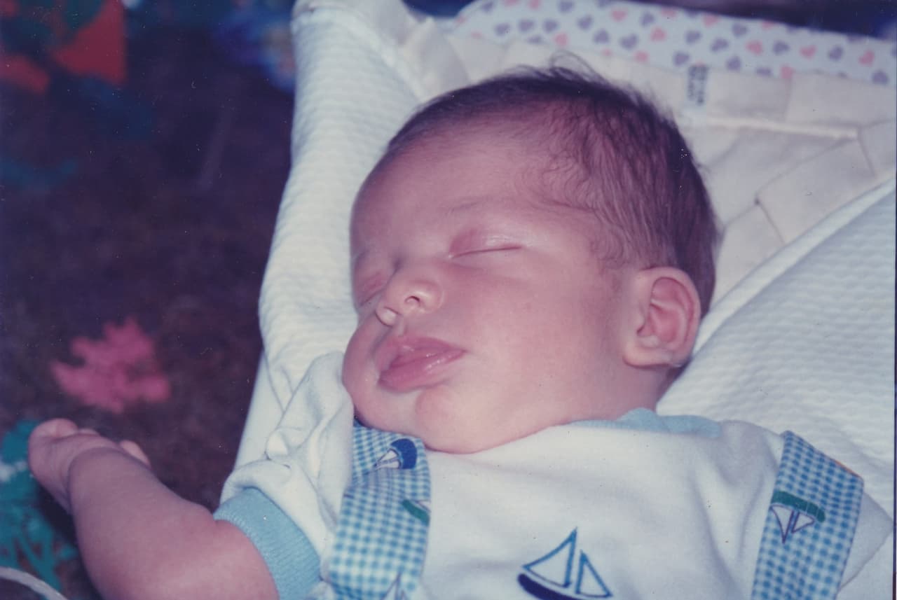 Amable, respetuoso y realista son 3 palabras que describen a este chico de Bolivia. Luis quiere hacer música romántica, ayudar a jóvenes con talento e inspirar a los demás a cumplir sus sueños.