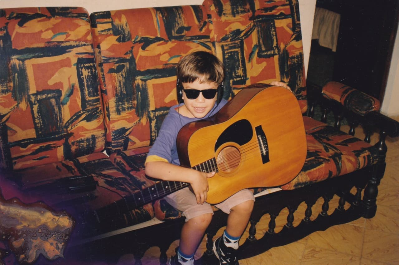 Amable, respetuoso y realista son 3 palabras que describen a este chico de Bolivia. Luis quiere hacer música romántica, ayudar a jóvenes con talento e inspirar a los demás a cumplir sus sueños.